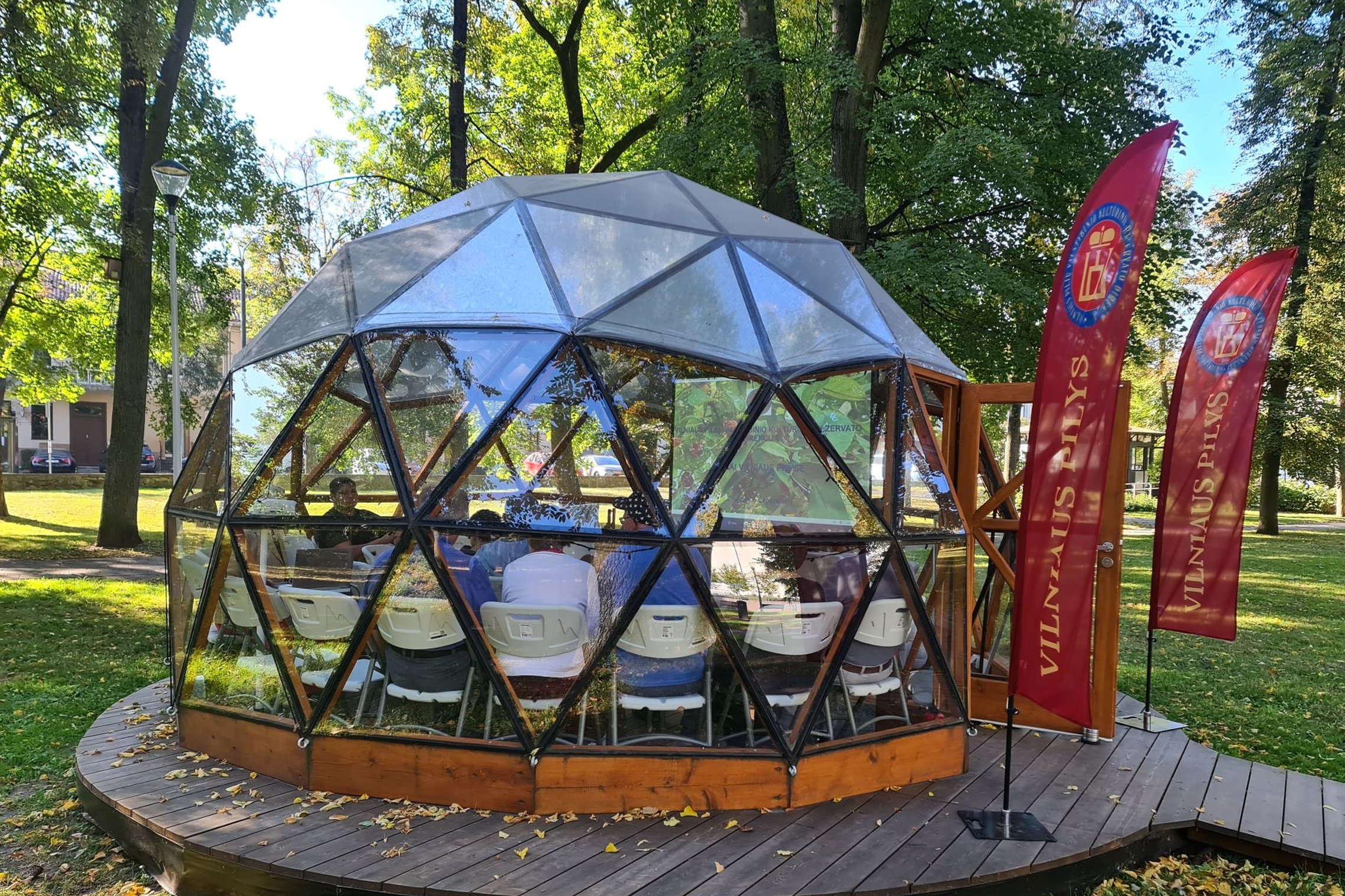 Sodriai žaliame Pilių parke yra kupolas, suformuotas iš daugybės stiklinių trikampių. Kupolo įėjimą puošia dvi raudonos pailgos vėliavos su užrašu "Vilniaus pilys". Viduje, ratu susėdę edukacijos lankytojai klausosi paskaitos apie Vilniaus pilių sodus ir 