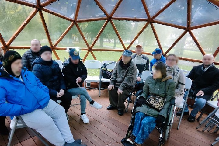 Vilniaus pilių kupole susirinkę žmonės laukia paskaitos.