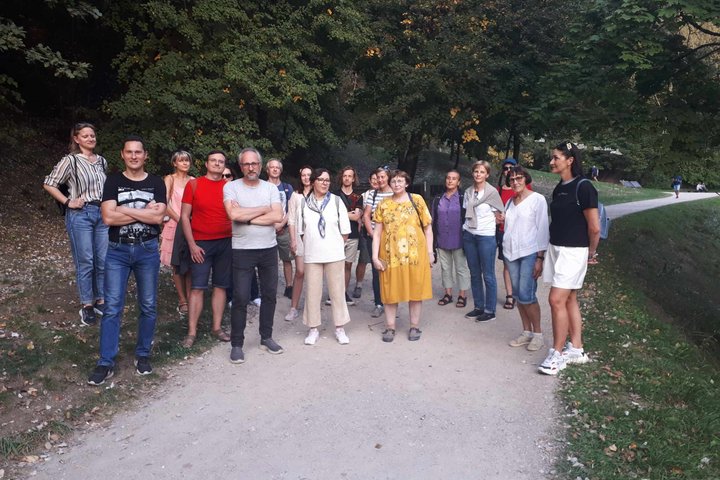 Vakarinės ekskursijos dalyviai Pilių parke, prie Bekešo pliažo.