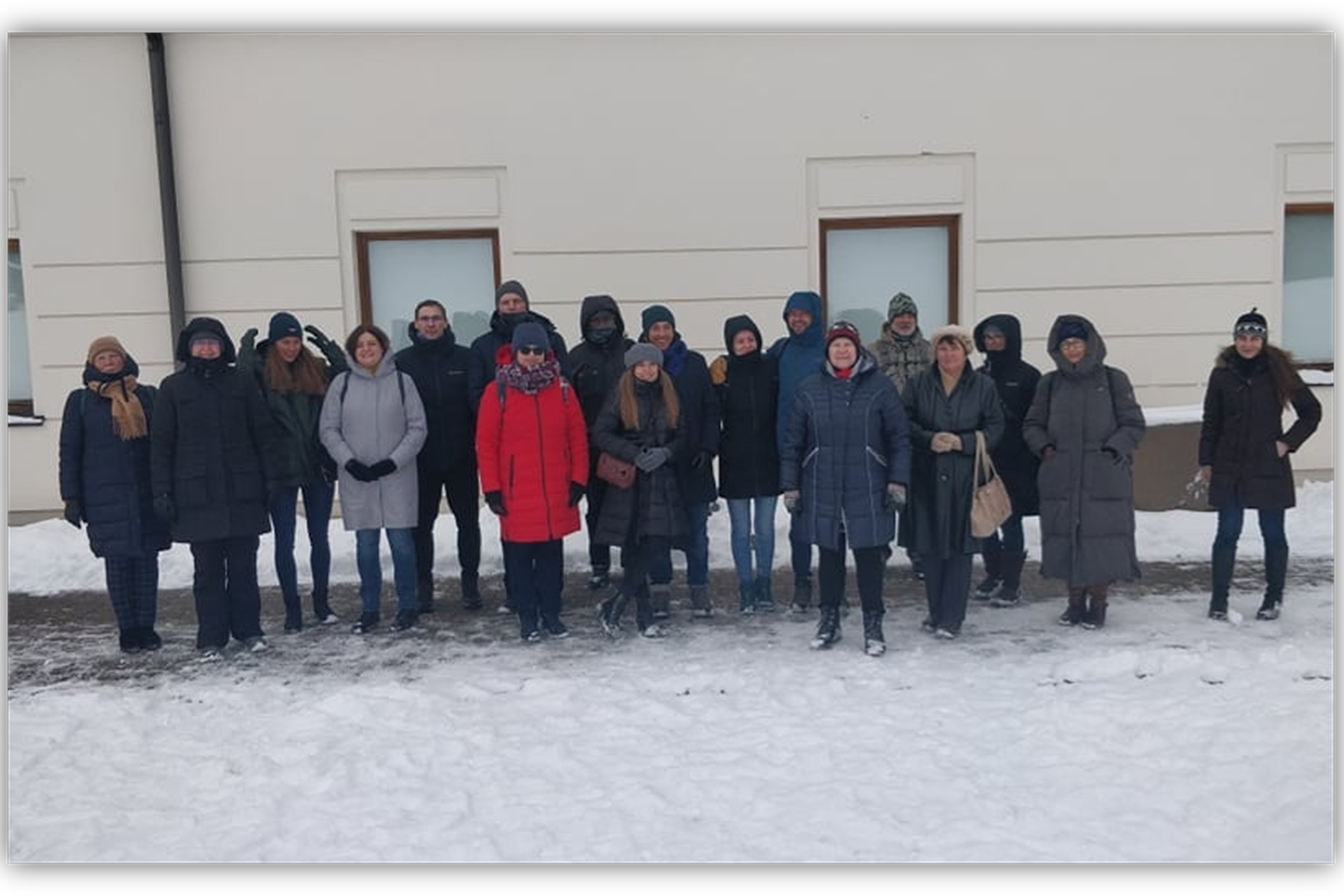 Ekskursijos dalyviai pozuoja nuotraukai.