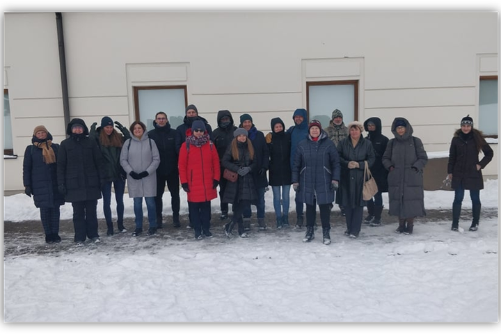 Ekskursijos dalyviai pozuoja nuotraukai.