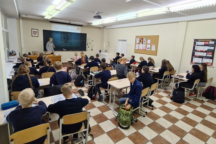 Penktokai sėdi klasėje ir klauso pasakojimo apie Jogailą.