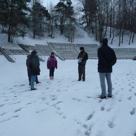 Gidas pasakoja apie Kreivosios pilies miestą apsnigtoje Dainų slėnio estradoje.
