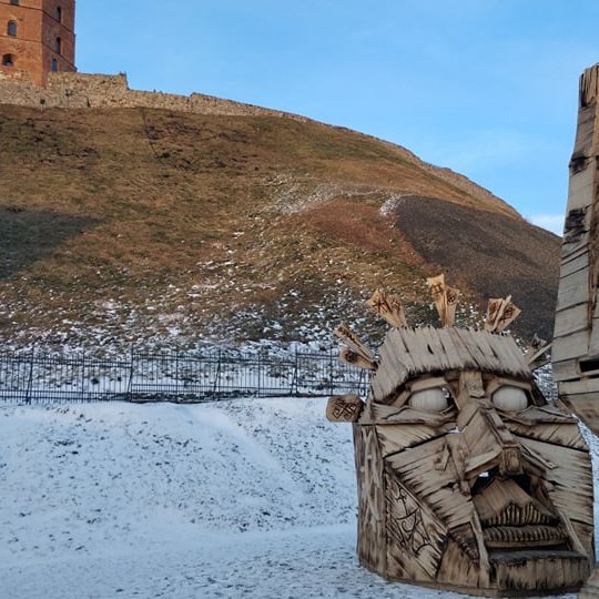 Dešinė ranka. Yra sukaltas lyg ir šlaitinio stogo fragmentas – tai rankos dalis, tada regime plaštakos išorinę dalį, smilius ir didysis pirštai ištiesti į viršų, bevardis ir mažylis pirštai sulenkti. Visur yra padeginimo žymės. Šios skulptūros dalies aukš
