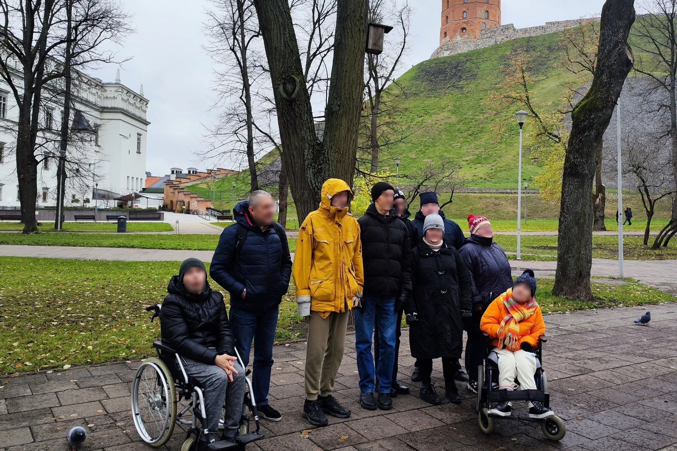 Markučių centro lankytojai Pilių parke. Už jų matosi Gedimino pilies bokštas.