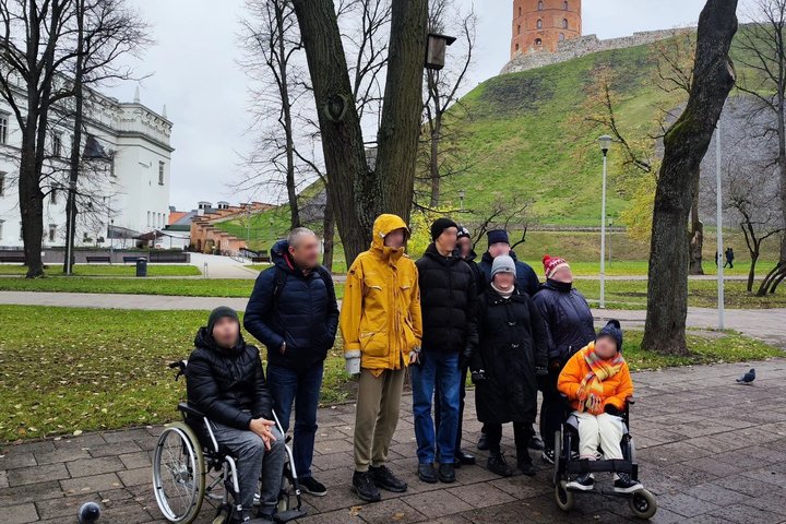 Markučių centro lankytojai Pilių parke. Už jų matosi Gedimino pilies bokštas.