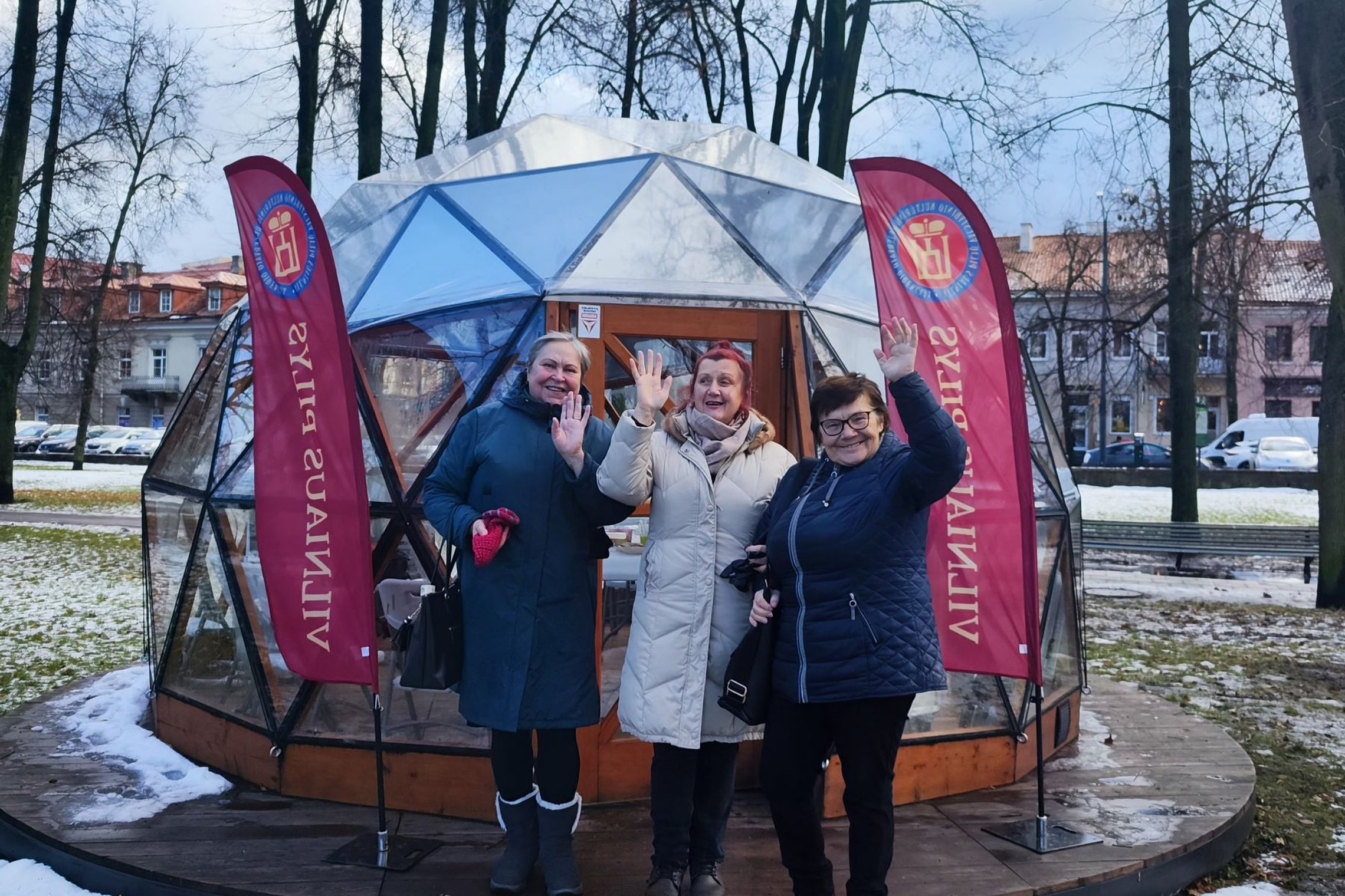 Lietuvos neįgaliųjų draugijos narės mojuoja sustoję prie Vilniaus pilių kupolo.