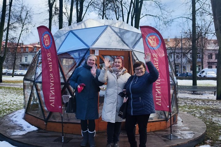 Lietuvos neįgaliųjų draugijos narės mojuoja sustoję prie Vilniaus pilių kupolo.