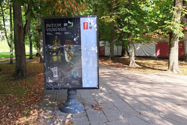 Stendas Pilių parke, kurio apsauginis stiklas sudužo ir nukrito.