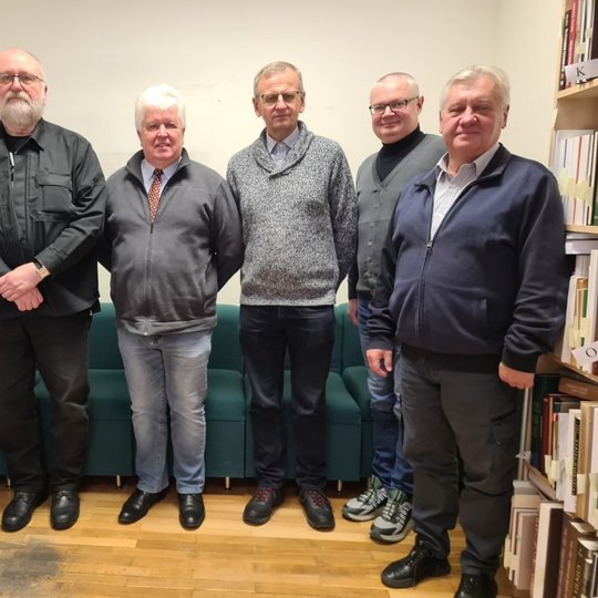 Vilniaus pilių valstybinio kultūrinio rezervato patariamosios konsultacinės tarybos nairiai pozuoja nuotraukai.