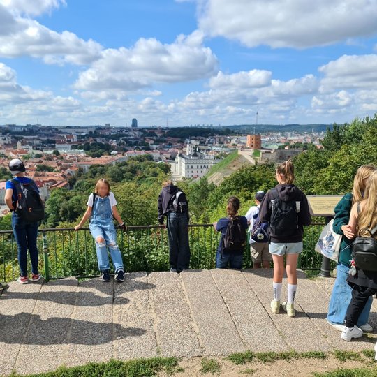 Mokiniai pozuoja Trijų kryžių kalno apžvalgos aikštelėje.