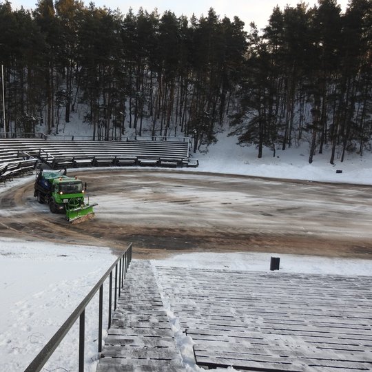 Apsnigta Dainų slėnio estrada iš viršaus.