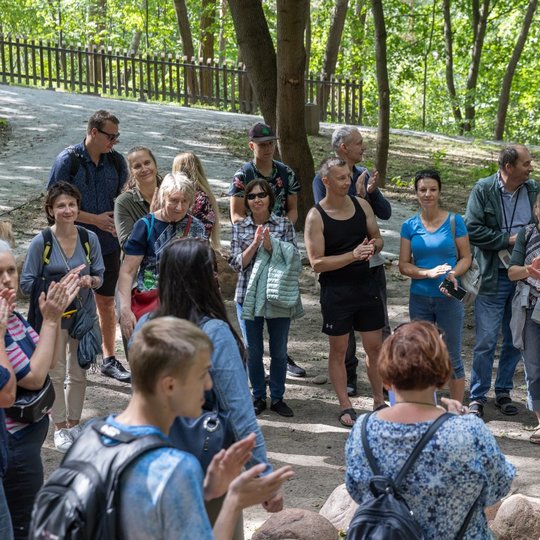 Būrys žmonių ant Trijų kryžių kalno, prie Agnijos pagonių rato.