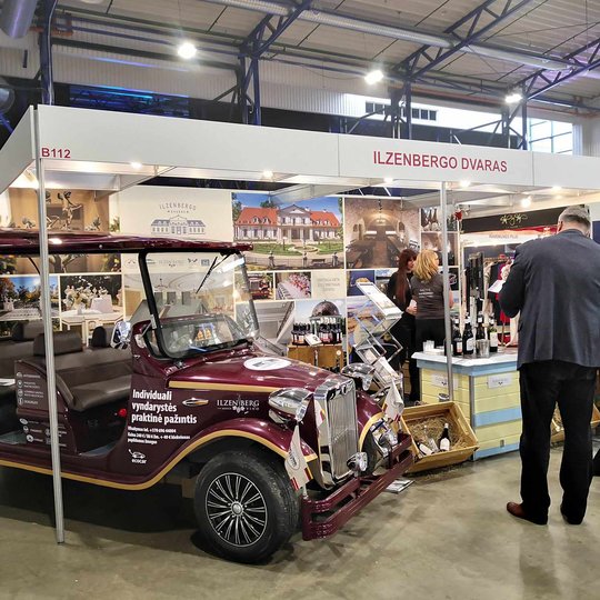 Viena iš ekspozicijų Evento 23 renginyje, matosi senoviškas, prabangus automobilis.