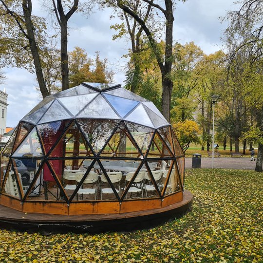 Vilniaus pilių kupolas iš lauko, su ant stogo uždėtu nauju brezentu.