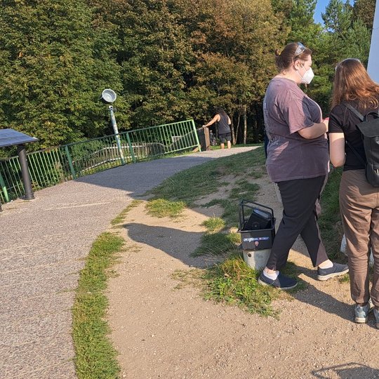Raminta ir Kotryna valo Trijų kryžių kalno paminklą.