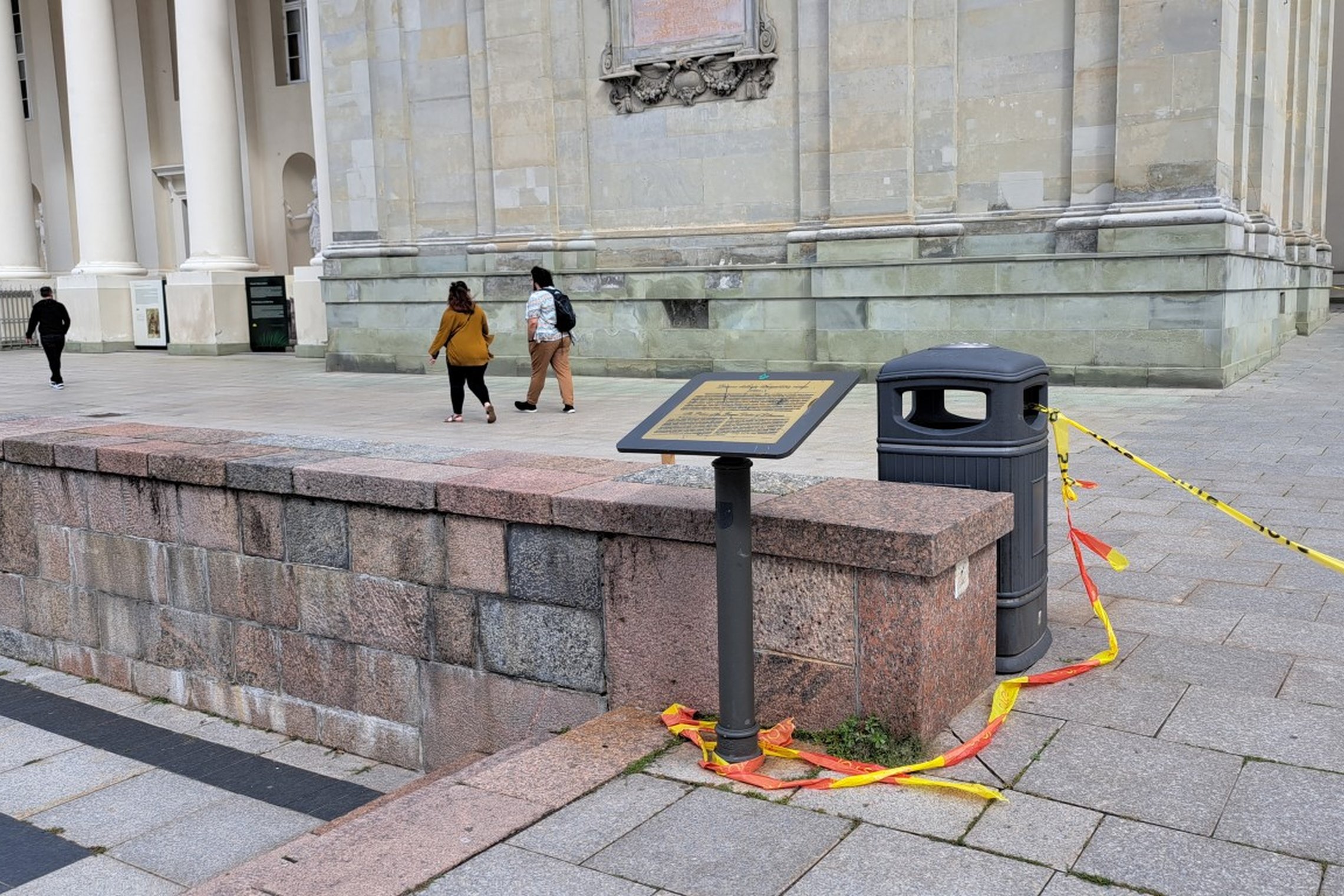 Informacinis stendas, prie kurio stovėjo šiukšliadėžė dar rugpjūčio mėnesį.