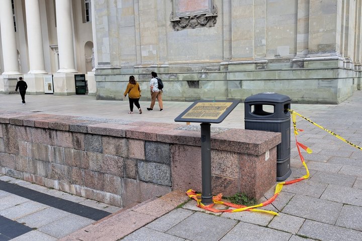 Informacinis stendas, prie kurio stovėjo šiukšliadėžė dar rugpjūčio mėnesį.