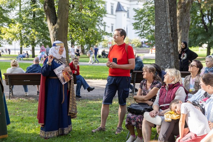 Paskaita apie viduramžių kostiumus vyko Pilių parke, prie kupolo.