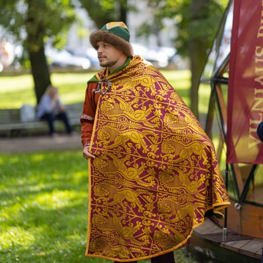 Rodomas didiko kostiumo spalvingas apsiaustas, skirtas kelti įspūdį.