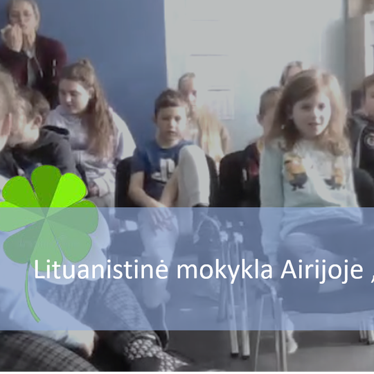 Mokyklos "Rytas" pavadinimas mėlynoje juostoje. Nuotraukos fone mokiniai sėdi ant kėdžių.