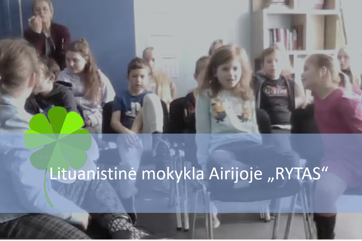 Mokyklos "Rytas" pavadinimas mėlynoje juostoje. Nuotraukos fone mokiniai sėdi ant kėdžių.