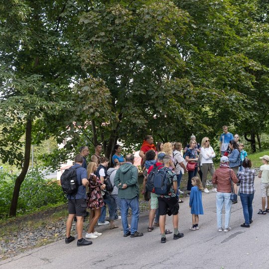 Vilniečių būrys prie užkilimo į Kalnų parką.