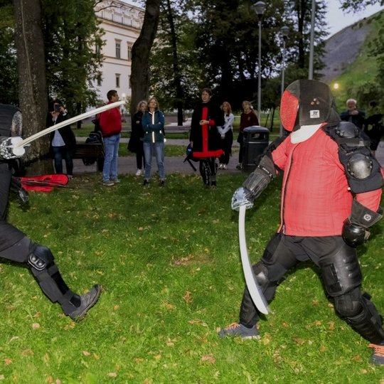 Prie kupolo po paskaitos buvo demonstruojamos kovos su kardais.