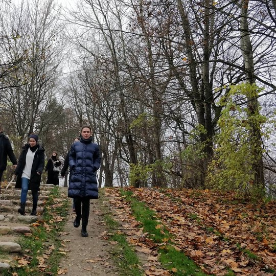 Lukiškių kalėjimo atstovai leidžiasi nuo Altanos kalno.