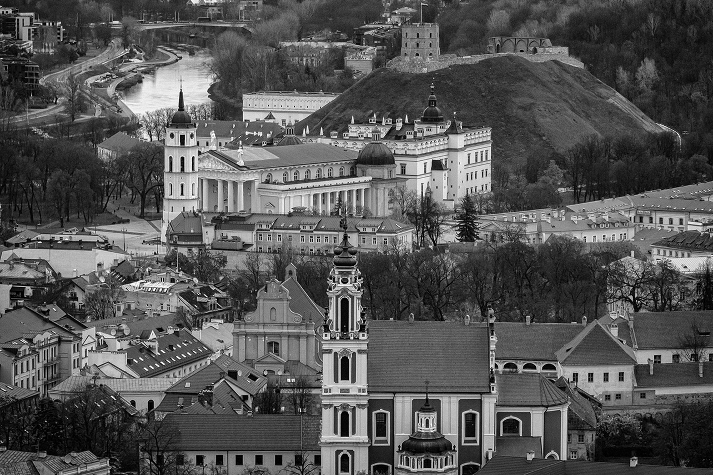Nespalvota, pilka Gedimino pilies, katedros ir truputėlis senamiesčio pastatų panoraminė nuotrauka. 