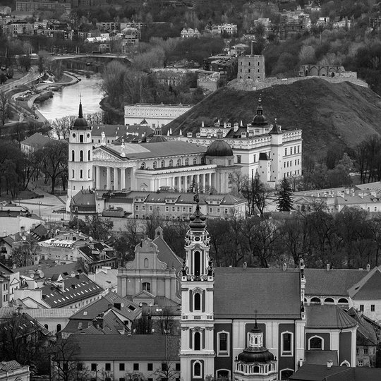 Nespalvota, pilka Gedimino pilies, katedros ir truputėlis senamiesčio pastatų panoraminė nuotrauka. 