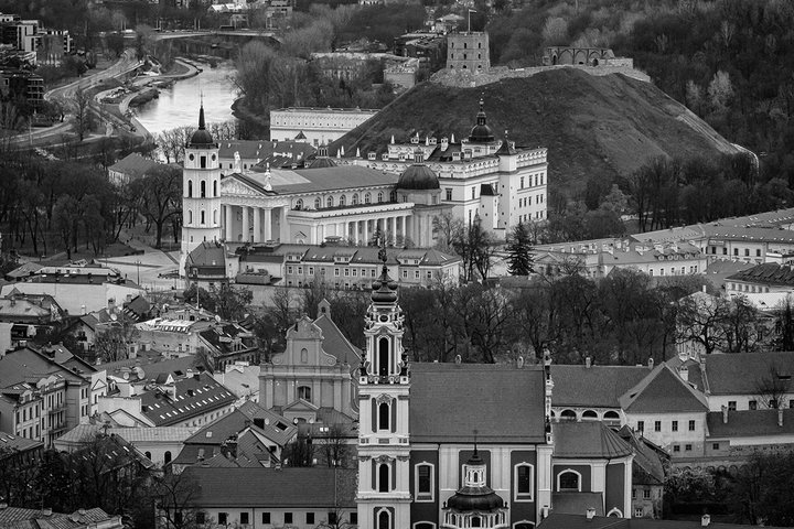 Nespalvota, pilka Gedimino pilies, katedros ir truputėlis senamiesčio pastatų panoraminė nuotrauka.