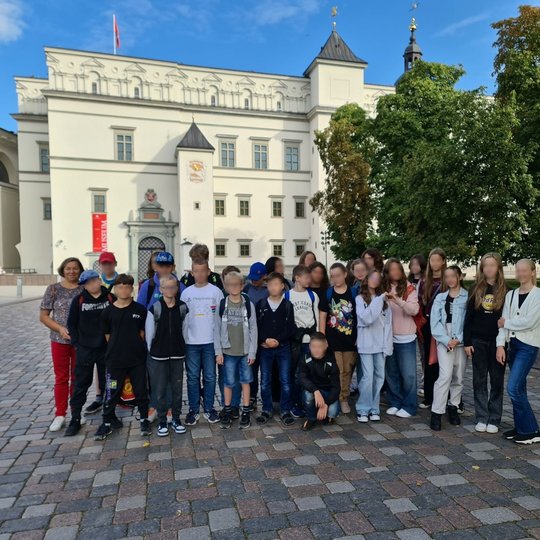 Visa grupė ekskursijos dalyvių įsiamžino prie Valdovų rūmų.