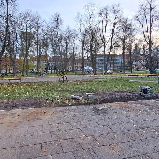Sutvarkytas pėsčiųjų takelis Pilių parke.