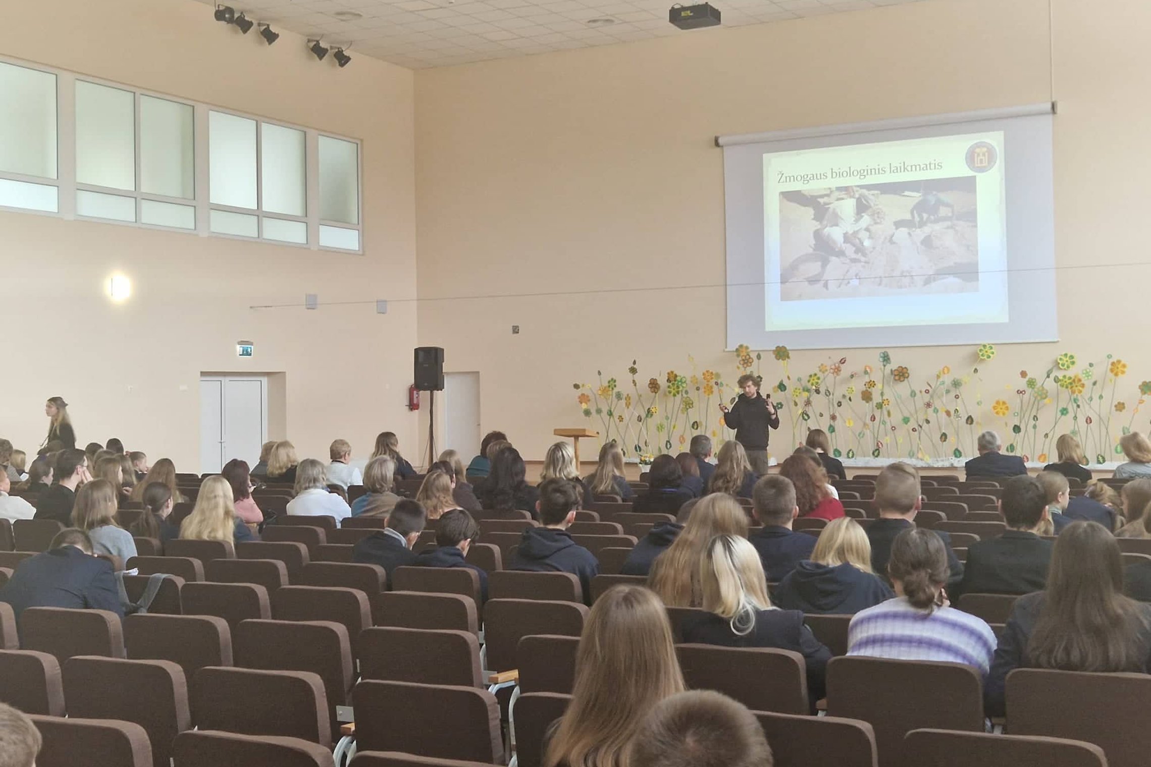 Edukatorius Vytas Navickas Kėdainių rajono Akademijos gimnazijos aktų salėje skaito pranešimą.
