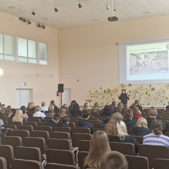 Edukatorius Vytas Navickas Kėdainių rajono Akademijos gimnazijos aktų salėje skaito pranešimą.