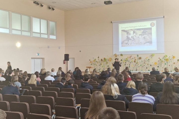 Edukatorius Vytas Navickas Kėdainių rajono Akademijos gimnazijos aktų salėje skaito pranešimą.