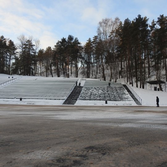 Apsnigta Dainų slėnio estrada iš viršaus.