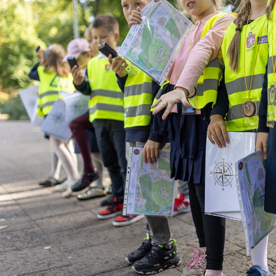 Vaikai, išsirikiavę į eilę, pasiruošę naujiems atradimams.