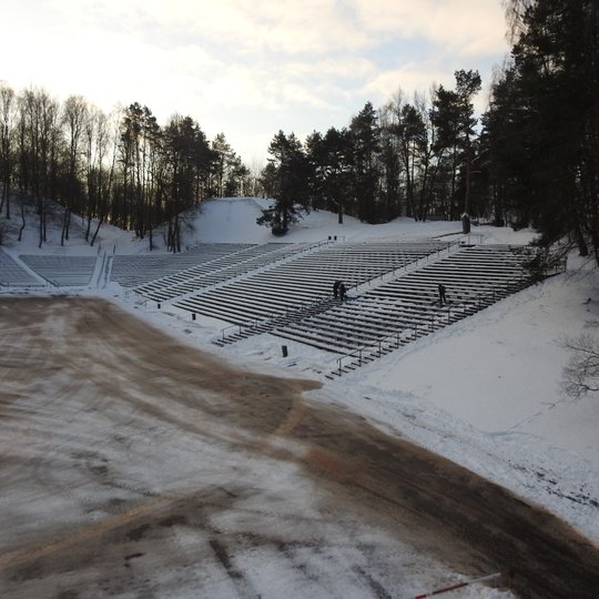 Apsnigta Dainų slėnio estrada iš viršaus.