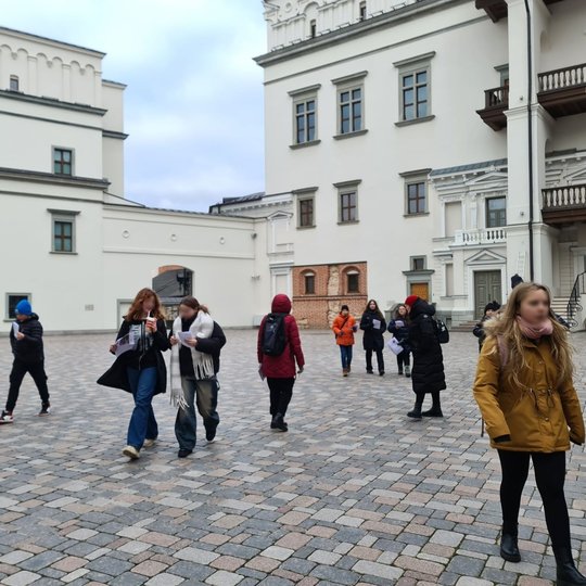 Mokiniai vaikšto Valdovų rūmų didžiajame kieme.
