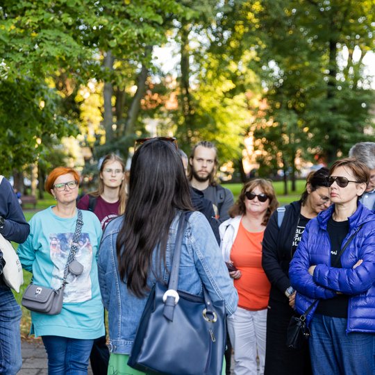 Gidė ir klausytojai Pilių parke.