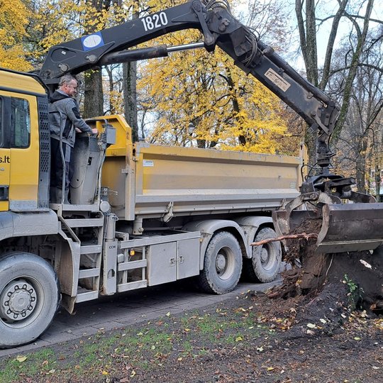 Traukiamas kelmas, prie kaušo prikabinus virvę.