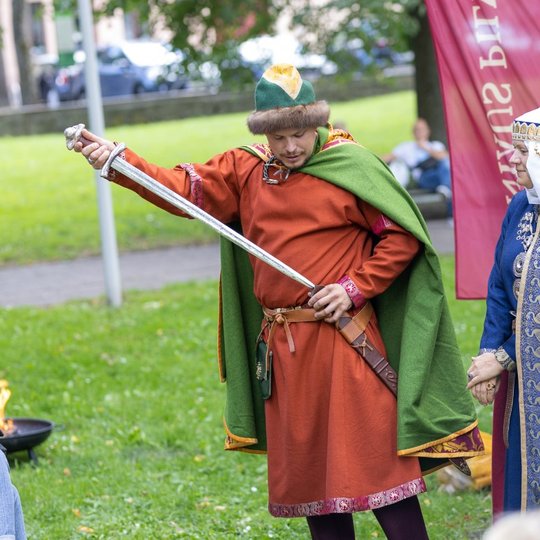 Didikas turėjo net gi savo ginklą - didelį kalaviją.