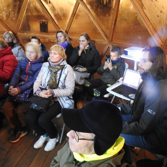 Ornitologas Gediminas, Vilniaus pilių kupole, pasakoja apie žiemojančius Vilniaus pilių paukščius. 