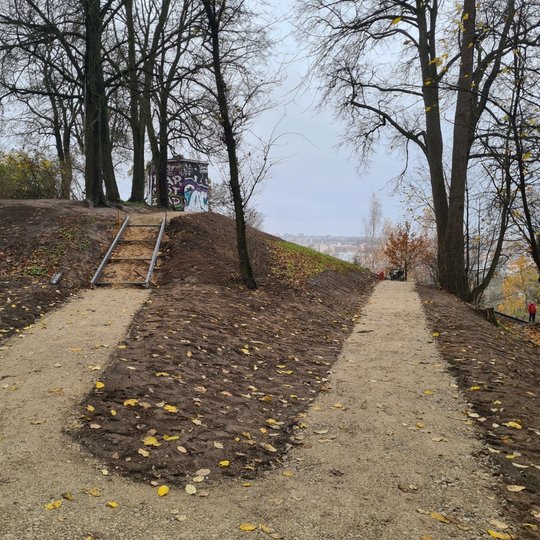Sutvarkyta Altanos kalno viršūnė.