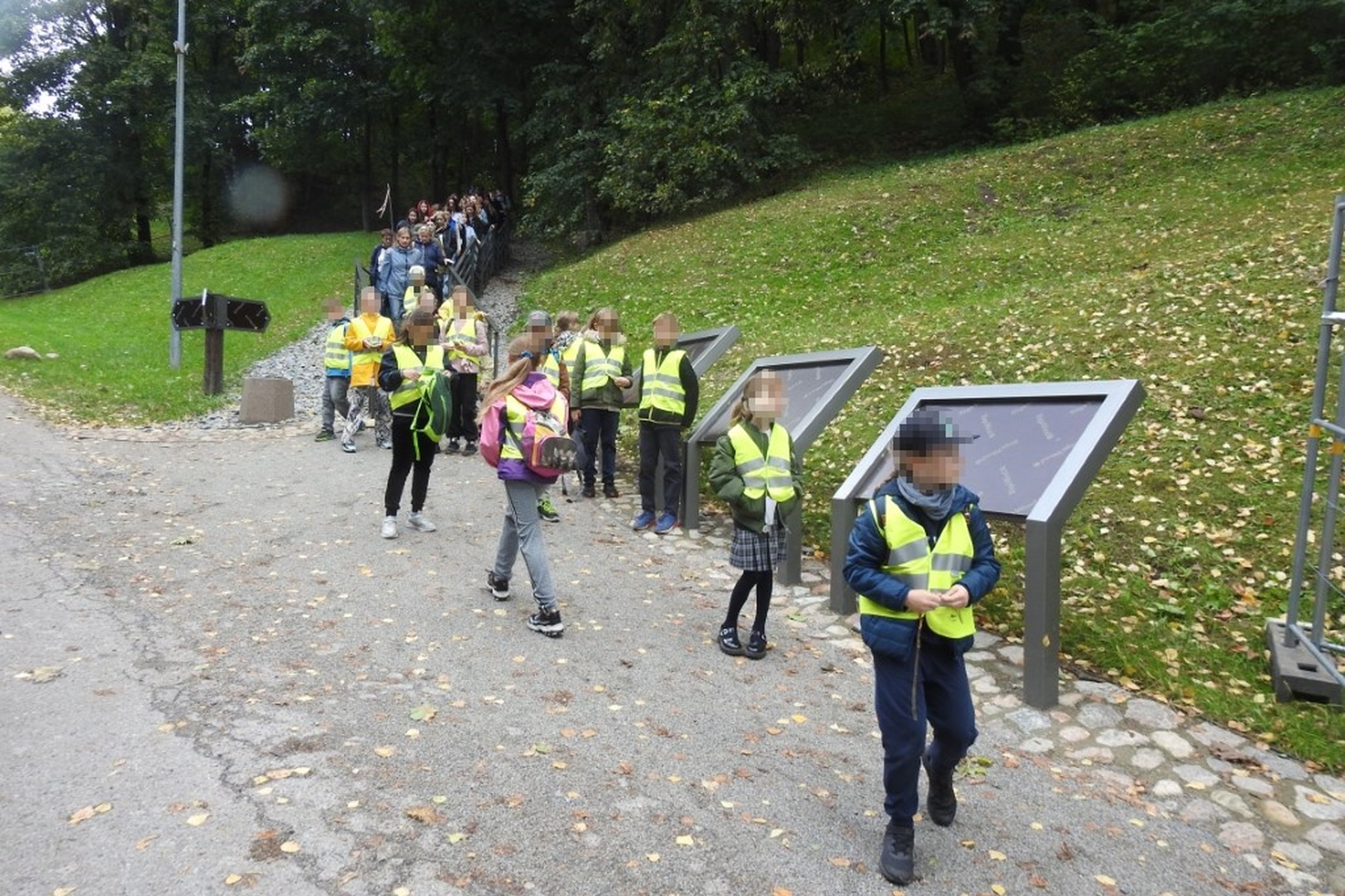 Nuotraukoje vaizduojami lipantys laiptais vaikai bei suaugusieji nuo Trijų Kryžių kalno.