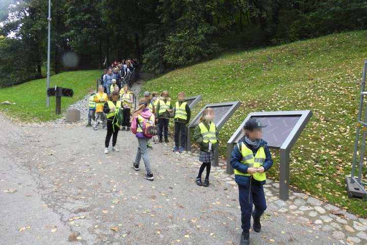 Nuotraukoje vaizduojami lipantys laiptais vaikai bei suaugusieji nuo Trijų Kryžių kalno.