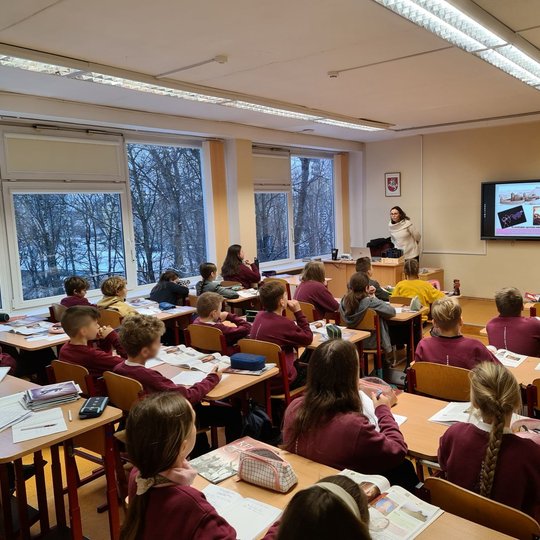 Vyksta istorijos pamoka apie Gediminą ir Lietuvos Didžiąją Kunigaikštystę.