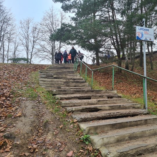 Laiptai link Trijų Kryžių paminklo.